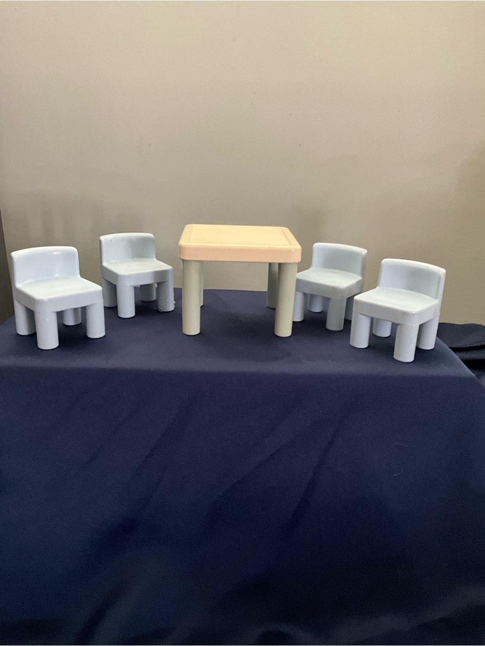 Little Tikes dollhouse table and 4 chairs.